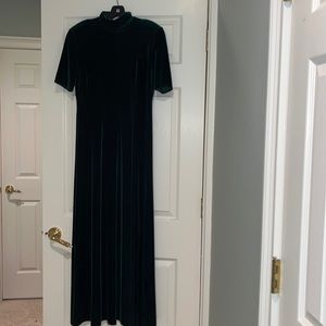 Chetta b cocktail/holiday dress forSaks Fifth Ave. Beautiful Emerald Green